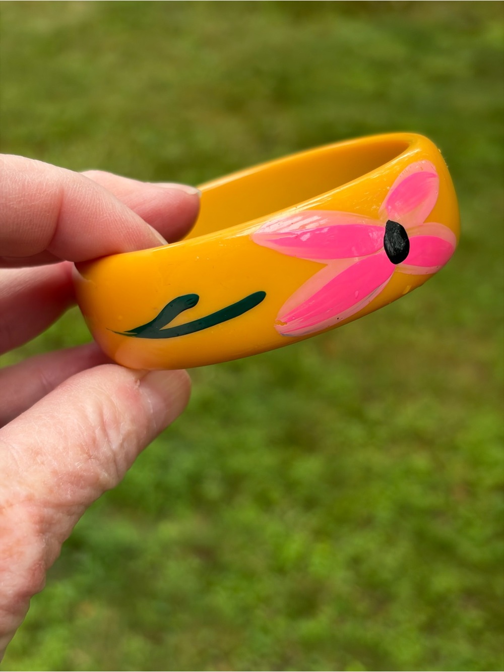 Vintage Bakelite Bangle Bracelet Butterscotch Yellow Hand Painted Floral TESTED - Picture 2 of 4